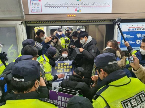 대구지하철 1호선 30여분간 운행 지연…장애인단체 시위