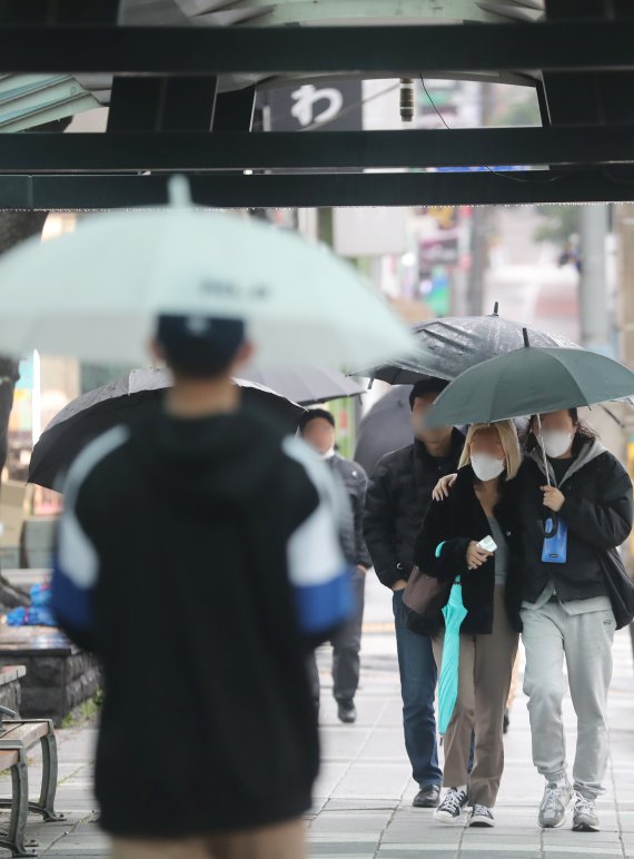 [오늘의 날씨]제주(15일, 토)…오후부터 빗방울, 낮 최고 11도