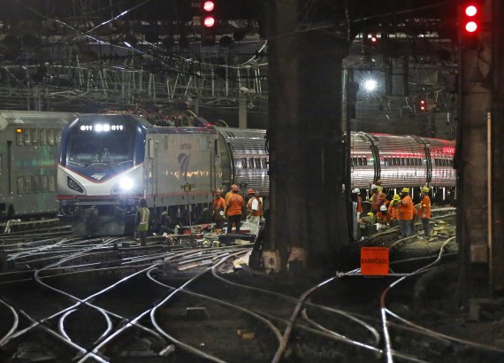 【뉴욕 = AP/뉴시스】 트럼프의 인프라 건설 발표대상인 암트랙 (Amtrak)건설 노동자들이 뉴욕 펜 스테이션에서 철로보수 작업을 하고 있다. 트럼프 대통령은 12일 (현지시간) 고속도로, 항만, 철도, 공항등에 대한 인프라 건설 및 보수 계획을 발표한다. 2018.2.12