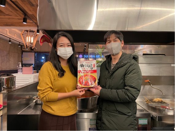 조은비 개발MD와 부산 다리집 떡볶이 사장님. 롯데마트 제공.