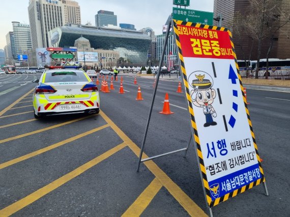 민중총궐기 앞두고 도심 차량검문…곳곳 경찰버스·철제펜스