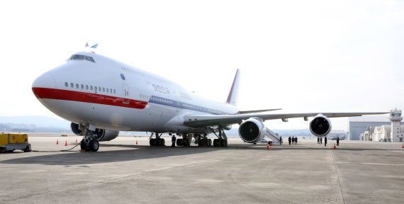 베일 벗은 새 대통령 전용기 B747-8i…문 대통령, 중동 순방에 첫 비행