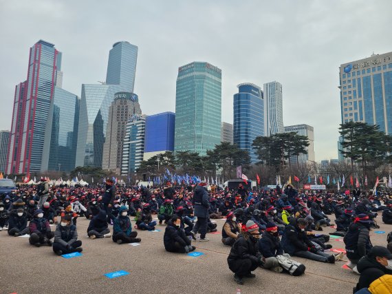 "우리 요구 모두 묵살"…민중총궐기 여의도서 1만명 기습 집회