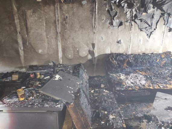 전주 상가 건물서 불…50대 2명 숨진 채 발견