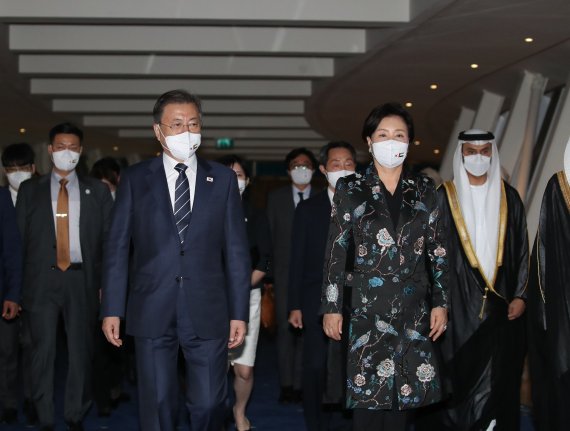 문 대통령, 첫 순방지 두바이 도착…UAE와 수소·방산협력