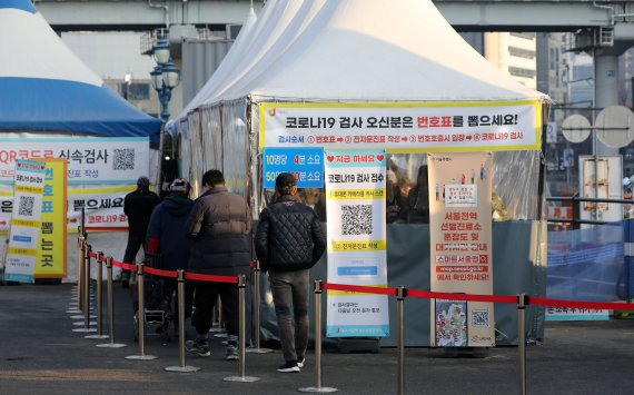 전주 서울 일평균 911명 확진..."오미크론 청년 중심 확산"