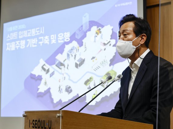 [서울=뉴시스] 서울시가 외국인들에게 공공임대주택의 10%를 공급하는 방안을 검토하고 있다. 시는 오세훈 서울시장의 '서울의 도시경쟁력 강화'를 위한 핵심 정책 중 하나로 해당 내용을 고려하고 있다. 사진은 오세훈 서울시장이 지난해 11월24일 오전 울 중구 서울시청 브리핑룸에서 자율주행 비전 2030 기자설명회를 하고 있다. (사진=뉴시스DB) photo@newsis.com