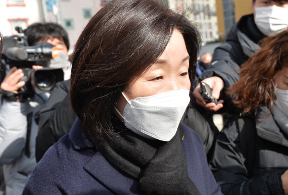 [광주=뉴시스] 김혜인 기자 = 정의당 심상정 대선후보가 16일 광주 서구 현대아이파크 붕괴 현장을 찾아 사고 현장을 둘러본 후 이동하고 있다. 2022.01.16.hyein0342@newsis.com /사진=뉴시스