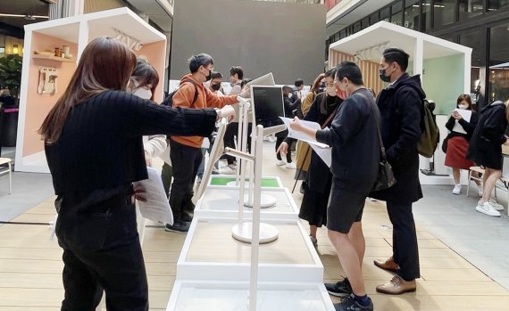 홍콩 센트럴마켓에서 열린 LG 스탠바이미 론칭 행사를 찾은 관람객들이 제품을 살펴보고 있다. LG전자 제공