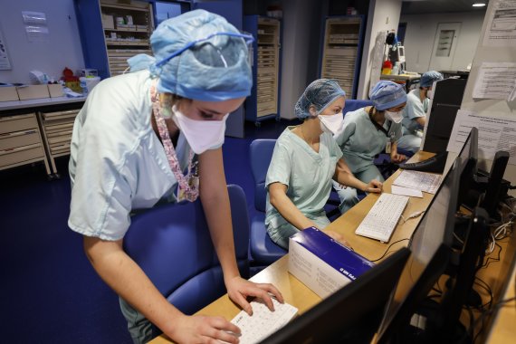 지난 13일(현지시간) 프랑스 스트라스부르대학교 병원의 간호사들이 중환자실에서 근무하고 있는 모습.AP뉴시스