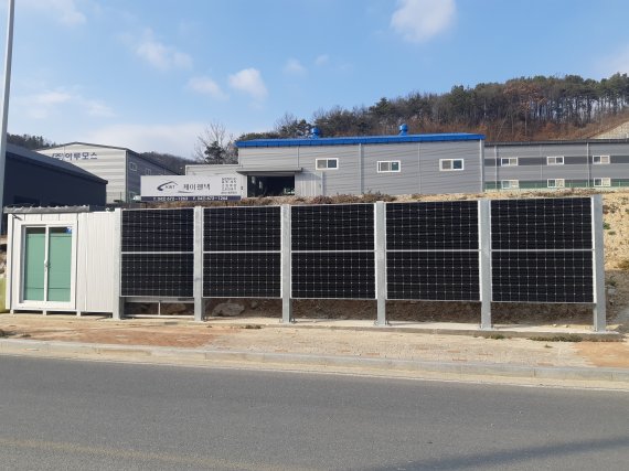한국에너지기술연구원 열변환시스템연구실 강은철 박사팀이 충청남도 계룡시에 3㎾e급 PVT 방음벽을 설치해 시스템을 테스트하고 있다. 에너지기술연구원 제공