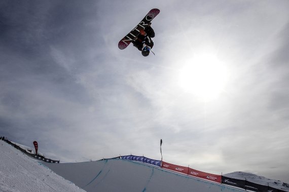 【와나카(뉴질랜드)=AP/뉴시스】이채운이 27일(현지시간) 뉴질랜드 와나카 인근 카드로나 스키장에서 열린 국제스키연맹(FIS) 스노보드 월드컵 빅에어 하프파이프 남자 예선전 경기를 펼치고 있다. 이현준은 예선을 3위로 통과했다. 2019.08.27.