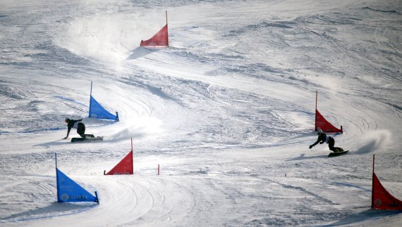 【평창=뉴시스】김경목 기자 = 2019 국제스키연맹(FIS) 스노보드 월드컵 평창 첫날 대회가 16일 오후 강원 평창군 봉평면 휘닉스 평창 평창동계올림픽 공식 코스 일명 이상호 슬로프에서 열린 가운데 여자 평행대회전(Parallea Giant Slalom, PGS) 예선전일 진행되고 있다. 2016.02.16.photo31@newsis.com