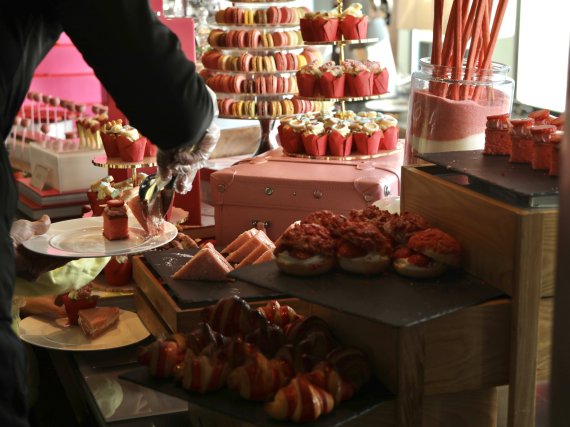 아난티 힐튼 부산 10층 맥퀸즈 라운지에서 딸기 디저트 뷔페 ‘크레이지 인 핑크’가 열리고 있다.2021.1.16/© 뉴스1 이유진 기자