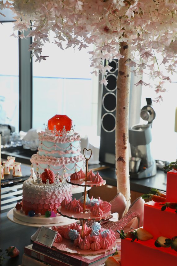 아난티 힐튼 부산 10층 맥퀸즈 라운지에서 딸기 디저트 뷔페 ‘크레이지 인 핑크’가 열리고 있다.2021.1.16/© 뉴스1 이유진 기자