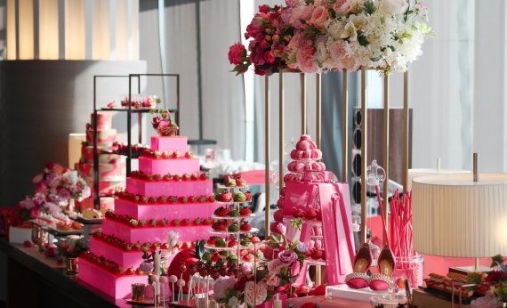 아난티 힐튼 부산 10층 맥퀸즈 라운지에서 딸기 디저트 뷔페 ‘크레이지 인 핑크’가 열리고 있다.(아난티 힐튼 부산 제공) © 뉴스1