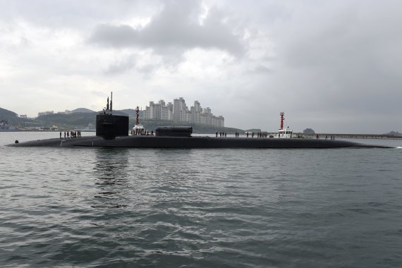 미국 핵추진 잠수함 미시간호(SSGN 727)가 25일 오전 부산항으로 입항하고 있다. 미시간호는 오하이오급 잠수함으로 길이 170.6m, 폭12.8m, 배수량 1만 9000t이며, 사거리 2000여km가 넘는 토마호크 미사일 150여발이 실려 있는 세계 최대규모의 핵잠수함이다. 사진=주한미군사령부 제공