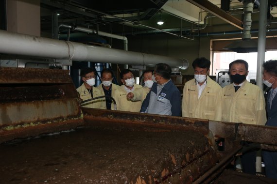 전북도의회 의원들이 지난 2020년 9월 전북혁신도시 악취 해결을 위해 가축분뇨 처리 현장을 방문한 모습. /사진=전북도의회