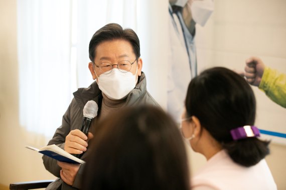 李 청년 간호사 만나 '간호사법 제정' vs 尹 불교-교례회 참석 '통합 행보'