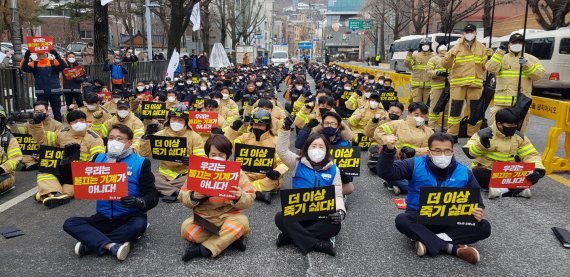 17일 평택 화재 책임자 처벌과 처우 개선을 주장하는 집회에 나선 소방공무원들이 '우리는 불끄는 기계가 아니다', '더 이상 죽기 싫다'라는 내용의 피켓을 들고 있다. /사진=노유정 기자