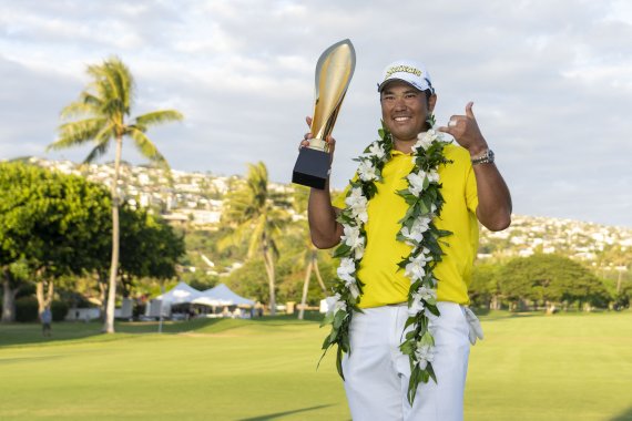 17일(한국시간) 미국 하와이주 호놀룰루 와이알레이CC에서 열린 PGA투어 소니오픈에서 연장 접전 끝에 정상을 차지한 마쓰야마 히데키가 우승컵을 들고 기뻐하고 있다. 로이터뉴스1