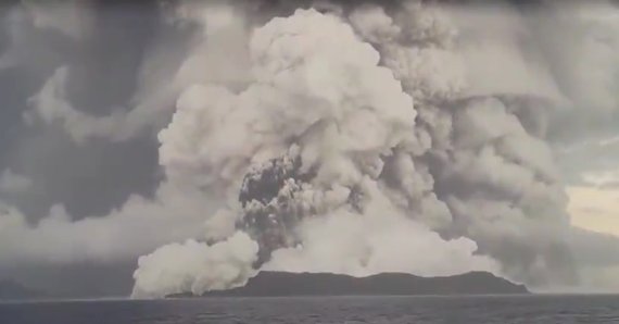 15일(현지시간) 남태평양 통가 인근 해저 화산 폭발 당시의 모습. 2022.01.16/news1 © 뉴스1 /사진=뉴스1