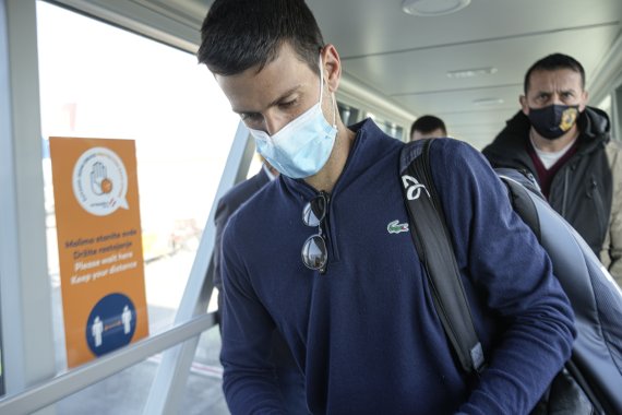 Djokovic corta seu patrocínio devido a um escândalo de vacinas... Lacoste "O caso está em análise"