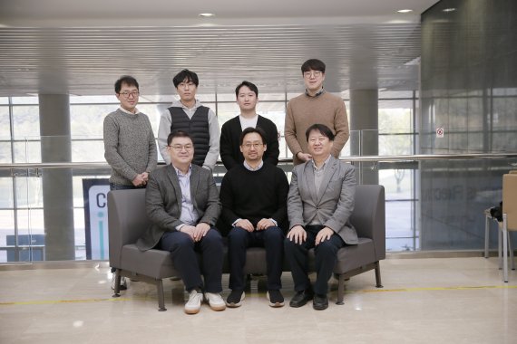 [울산=뉴시스]대면적 페로브스카이트 태양전지를 개발한 UNIST와 한국에너지기술연구원 연구진. (사진=UNIST 제공) photo@newsis.com *재판매 및 DB 금지