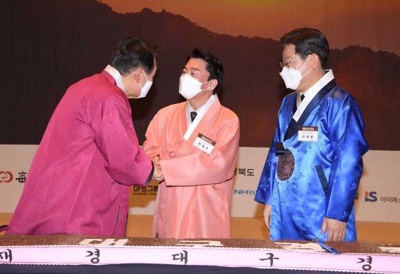 윤석열 국민의힘 대선 후보, 안철수 국민의당 대선 후보, 이재명 더불어민주당 대선 후보가 17일 서울 중구 프레스센터에서 열린 2022 재경 대구경북인 신년교례회에 참석해 기념촬영에 앞서 인사를 나누고 있다. 2022.1.17/뉴스1 © News1 국회사진취재단