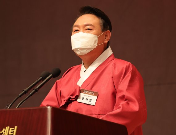 윤석열 국민의힘 대선 후보가 17일 서울 중구 프레스센터에서 열린 2022 재경 대구경북인 신년교례회에서 신년사를 하고 있다. 2022.1.17/뉴스1 © News1 국회사진취재단