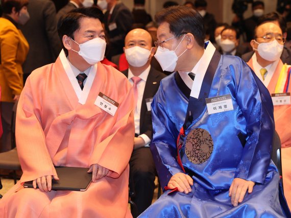 안철수 국민의당 대선 후보와 이재명 더불어민주당 대선 후보가 17일 서울 중구 프레스센터에서 열린 2022 재경 대구경북인 신년교례회에서 대화하고 있다. 2022.1.17/뉴스1 © News1 국회사진취재단