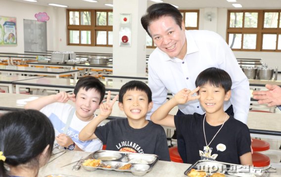 최대호 안양시장 초등학교 급식시설 점검방문. 사진제공=안양시