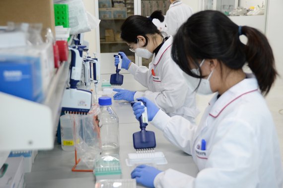 지난달 21일 오전 질병관리청 공공백신개발지원센터 생물안전 2등급 실험실에서 시설 연구원이 코로나19 백신 임상시험과 관련된 업무를 하고 있다. 뉴시스 제공.