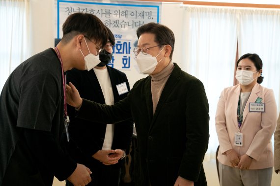 이재명 더불어민주당 대선후보가 17일 오전 서울 강서구에 위치한 이화여대 서울병원 보구녀관에서 진행된 청년 간호사들과 간담회를 마친 후 참석자들과 인사를 나누고있다. 2022.1.17/뉴스1 © News1 국회사진취재단