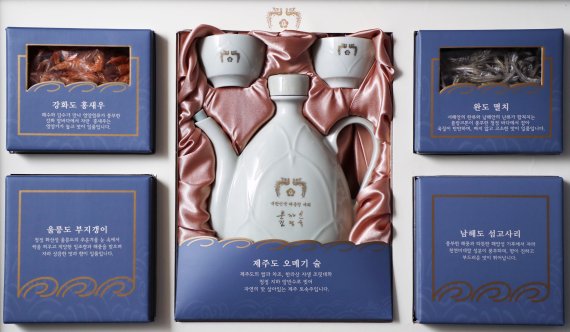 【서울=뉴시스】박진희 기자 = 청와대는 문재인 대통령의 추석 선물을 7일 공개했다. 올해 추석 선물은 제주도의 오메기술을 대표 품목으로 울릉도 부지갱이, 완도 멸치, 남해도 섬고사리, 강화도 홍새우 등 섬마을에서 친환경적으로 생산되는 농수임산물 5종으로 구성하여 지역 통합의미도 함께 부여 했다. 이정도 청와대 총무비서관은 "주요 선물 전달 대상은 사회적으로 따뜻한 관심과 배려가 필요한 독거노인, 한부모 가족 희귀난치성환자, 치매센터 종사자 등 사회적 배례 계층에 가장 많은 선물이 전달되며, 국가발전에 헌신하신 국가유공자 가족 등에게