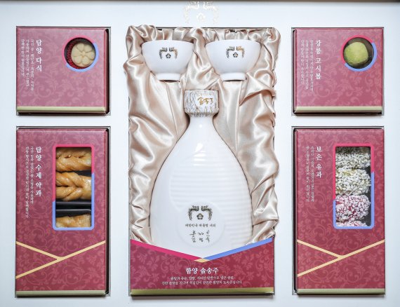 【서울=뉴시스】박진희 기자 = 22일 청와대가 공개한 문재인 대통령의 설 명절 선물세트. 문재인 대통령은 설 명절을 맞아 ‘그 어느 때보다 설렘이 큰 새해로 평화와 번영의 한반도, 함께 잘 사는 사회 새로운 100년의 시작으로 만들자' 는 인사말과 함께 각 분야에서 국가를 위해 헌신하는 분들과 국가유공자, 사회적 배려계층 등 1만 여명에게 선물을 보낸다.올해 설 선물은 우리나라의 전통식품 5종 세트로 구성했다. 경남 함양의 솔송주, 강원 강릉의 고시볼, 전남 담양의 약과와 다식, 충북 보은의 유과 등 오랫동안 각 지역에서 우수 전통