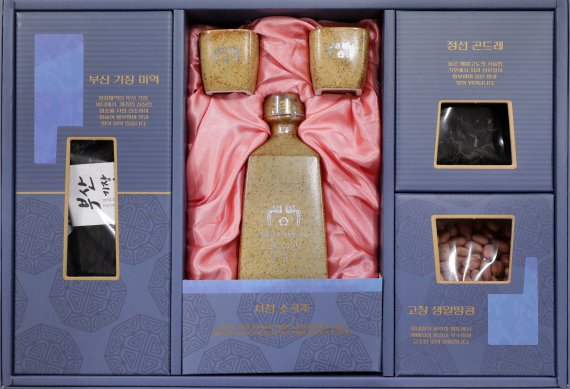 【서울=뉴시스】박진희 기자 = 문재인 대통령 내외는 추석 명절을 맞아 각 분야에서 국가를 위하여 헌신하는 분들과 국가유공자, 사회적 배려계층 등 약 1만4천여 명에게 추석 선물을 보낼 예정이다. 올해 추석 선물은 충남 서천의 소곡주(청소년, 종교인 등: 충북 제천 꿀), 부산 기장의 미역, 전북 고창의 땅콩, 강원도 정선의 곤드레나물 등 지역 특산물 4종 세트로 구성되었다. 선물은 헝가리 유람선 사고 현장 구조대원, 강원도 산불 진화 자원봉사자, 구제역 및 돼지열병 등 전염성질병 방제활동 참여자, 장애인 활동도우미, 등을 포함하여 