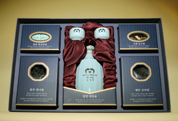 [서울=뉴시스]추상철 기자 = 청와대는 문재인 대통령 내외가 추석 명절을 맞아 코로나19 대응 등 각 분야에서 국가와 사회를 위해 헌신하는 분들과 사회적 배려계층 등 약 1만 5000여 명에게 선물을 보낼 예정이라고 23일 밝혔다. 추석 선물에는 전남 담양의 대잎술(또는 꿀), 충북의 홍삼양갱, 강원 원주의 건취나물, 경남 거제의 표고채, 제주의 건고사리 등 각 지역의 특산물 세트로 구성돼 있다.(사진=청와대 제공) 2020.9.23. photo@newsis.com