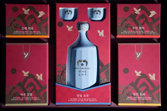 [서울=뉴시스] 청와대는 2일 문재인 대통령 내외가 설 명절을 맞아 코로나19 대응 등 각 분야에서 국가와 사회를 위해 헌신한 국민과 사회적 배려계층 등 약 1만 5000여 명에게 보낼 설 선물세트를 공개했다. (사진=청와대 제공) 2021.02.02. photo@newsis.com