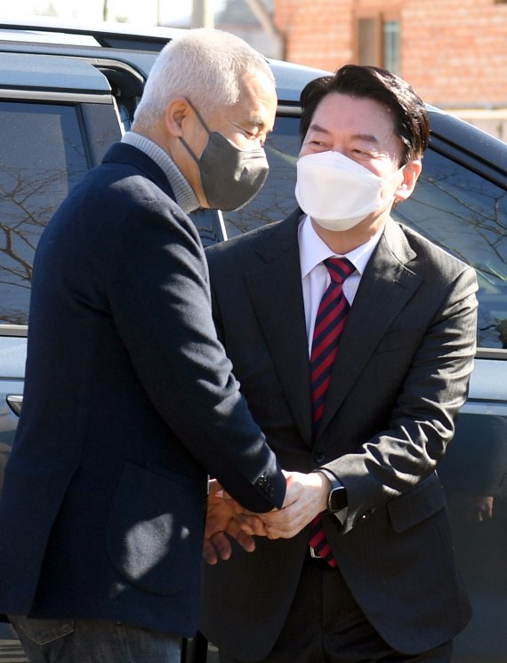 [함평=뉴시스] 류형근 기자 = 국민의당 안철수 대선후보가 18일 오후 전남 함평군 대동면 최진석 서강대 철학과 명예교수 자택에서 최 교수와 악수를 하고 있다. 2022.01.18. hgryu77@newsis.com