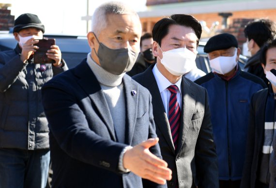 [함평=뉴시스] 류형근 기자 = 국민의당 안철수 대선후보가 18일 오후 전남 함평군 대동면 최진석 서강대 철학과 명예교수 자택에서 최 교수의 안내를 받으며 들어가고 있다. 2022.01.18. hgryu77@newsis.com