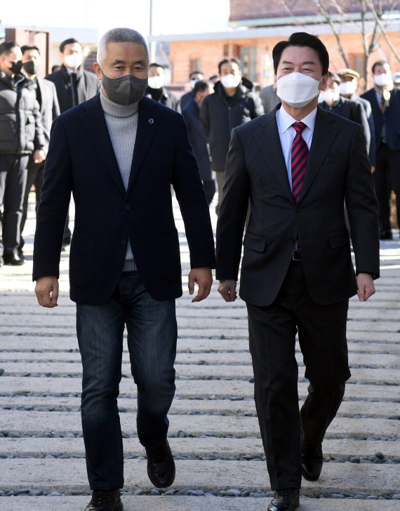 [함평=뉴시스] 류형근 기자 = 국민의당 안철수 대선후보가 18일 오후 전남 함평군 대동면 최진석 서강대 철학과 명예교수 자택에서 최 교수와 이야기를 하고 있다. 2022.01.18. hgryu77@newsis.com