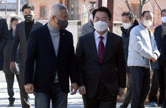 [함평=뉴시스] 류형근 기자 = 국민의당 안철수 대선후보가 18일 오후 전남 함평군 대동면 최진석 서강대 철학과 명예교수 자택을 찾아 최 교수와 이야기 하며 내부로 들어가고 있다. 2022.01.18. hgryu77@newsis.com