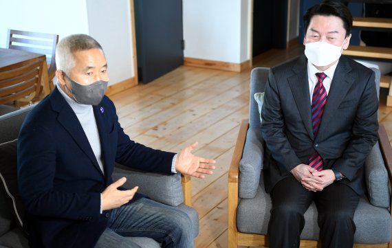 [함평=뉴시스] 류형근 기자 = 국민의당 안철수 대선후보가 18일 오후 전남 함평군 대동면 최진석 서강대 철학과 명예교수 자택에서 최 교수와 이야기를 하고 있다. 2022.01.18. hgryu77@newsis.com
