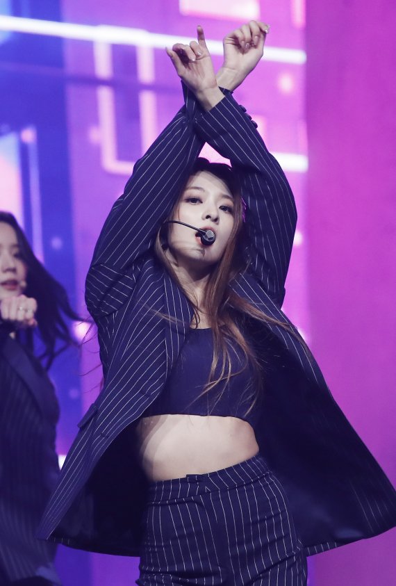 가수 이나경이 17일 오후 서울 블루스퀘어에서 열린 미니 4집 '미드나잇 게스트(Midnight Guest)' 발매 기념 쇼케이스에 참석해 화려한 무대를 선보이고 있다. © News1 권현진 기자