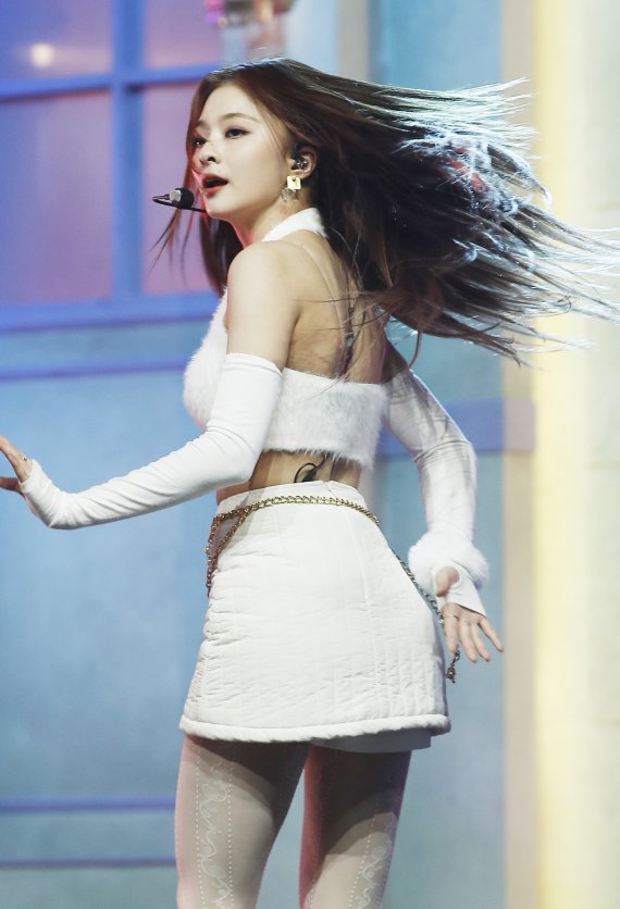 프로미스나인 이나경이 17일 오후 서울 블루스퀘어에서 열린 미니 4집 '미드나잇 게스트(Midnight Guest)' 발매 기념 쇼케이스에서 매혹적인 무대로 시선을 사로잡고 있다. © News1 권현진 기자