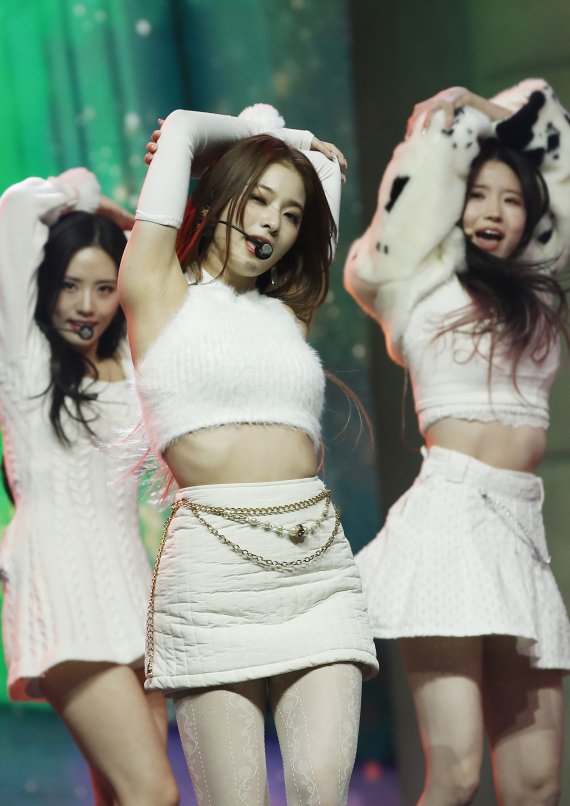 프로미스나인(fromis_9) 이나경이 17일 오후 서울 블루스퀘어에서 열린 미니 4집 '미드나잇 게스트(Midnight Guest)' 발매 기념 쇼케이스에 참석해 타이틀 곡 '디엠'을 선보이고 있다. © News1 권현진 기자