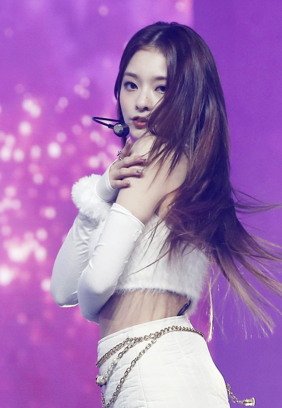 프로미스나인 이나경이 17일 오후 서울 블루스퀘어에서 열린 미니 4집 '미드나잇 게스트(Midnight Guest)' 발매 기념 쇼케이스에 참석해 여인의 향기를 물씬 풍기며 화려한 공연을 선보이고 있다. © News1 권현진 기자