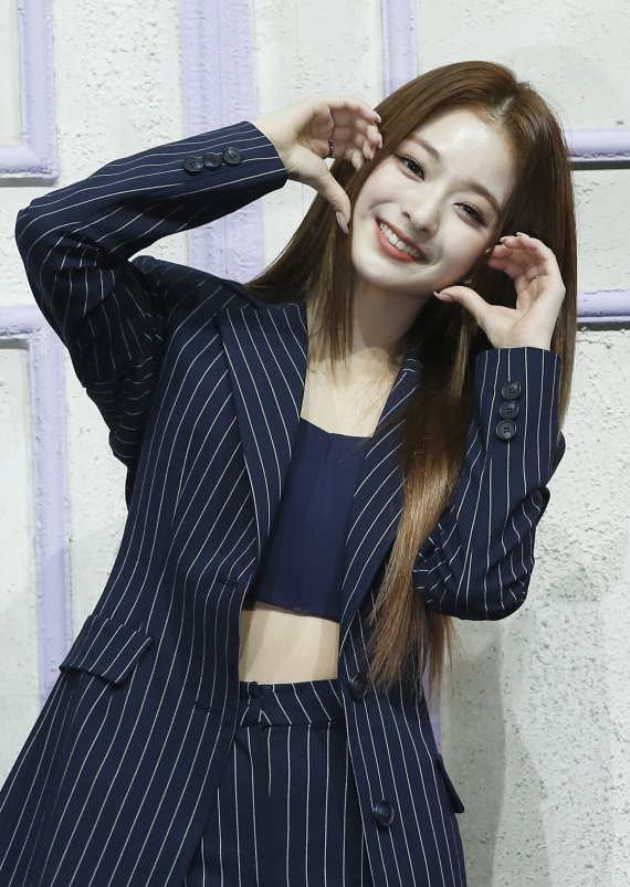 프로미스나인(fromis_9) 이나경이 17일 오후 서울 블루스퀘어에서 열린 미니 4집 '미드나잇 게스트(Midnight Guest)' 발매 기념 쇼케이스에 참석해 사랑스러운 포즈를 취하고 있다. © News1 권현진 기자