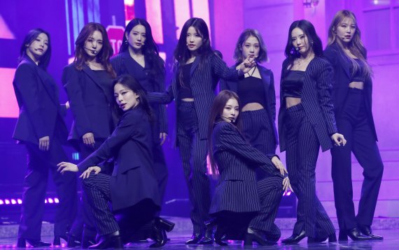 프로미스나인(fromis_9) 이나경이 17일 오후 서울 블루스퀘어에서 열린 미니 4집 '미드나잇 게스트(Midnight Guest)' 발매 기념 쇼케이스에 참석해 멤버들과 함께 신곡을 선보이고 있다. © News1 권현진 기자